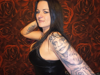 Alter: 37 / Zwilling - Alter: 168 / normal - Geschlecht: weiblich - Ausrichtung: bisexuell - Haare: schwarz / mittellang - Piercing: Gesicht - bewebmaster-Alter: C - Hautfarbe: weiss - Augen: grau - Rasur: vollrasiert